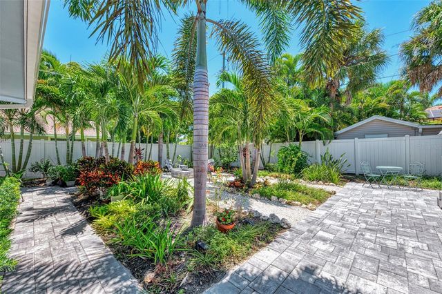 1858 BOYCE A, Sarasota, FL 34239
