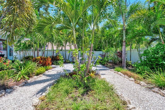 1858 BOYCE A, Sarasota, FL 34239