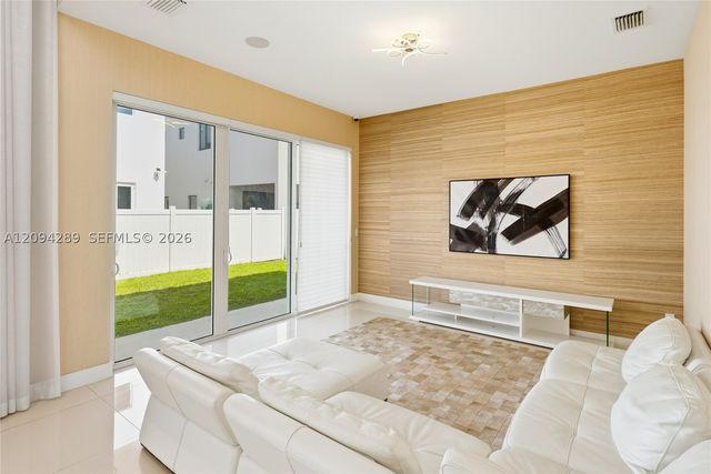 7525 NW 103rd Pl, Doral, FL 33178