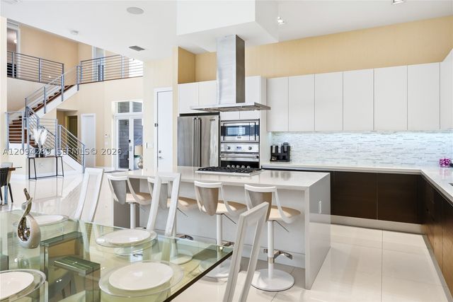 7525 NW 103rd Pl, Doral, FL 33178
