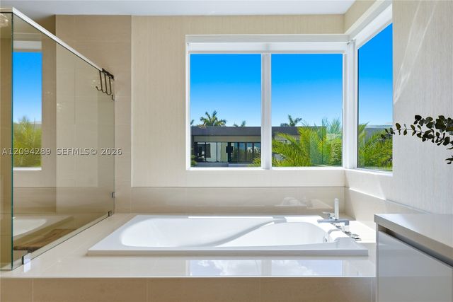 7525 NW 103rd Pl, Doral, FL 33178