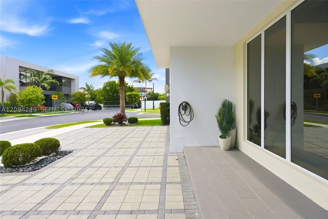 7525 NW 103rd Pl, Doral, FL 33178