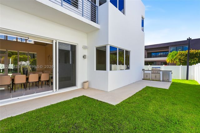 7525 NW 103rd Pl, Doral, FL 33178