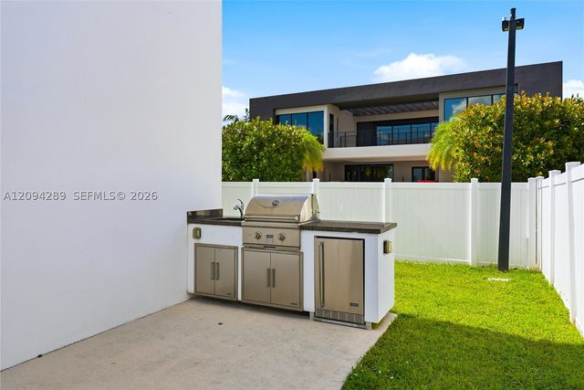 7525 NW 103rd Pl, Doral, FL 33178