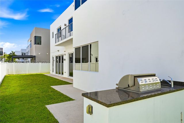 7525 NW 103rd Pl, Doral, FL 33178