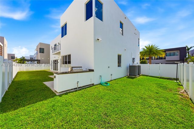 7525 NW 103rd Pl, Doral, FL 33178