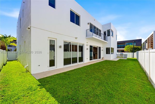 7525 NW 103rd Pl, Doral, FL 33178