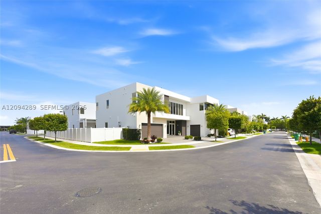 7525 NW 103rd Pl, Doral, FL 33178
