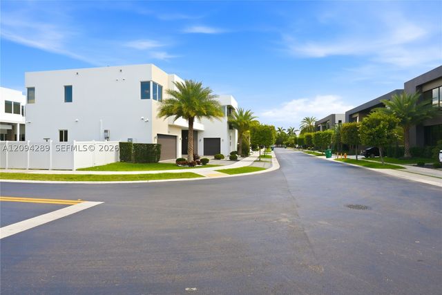 7525 NW 103rd Pl, Doral, FL 33178