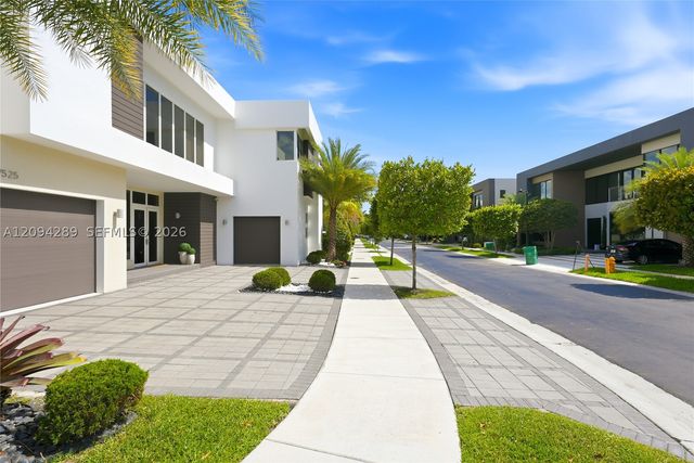 7525 NW 103rd Pl, Doral, FL 33178