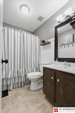 7717 Cottonwood Avenue, La Vista, NE 68128