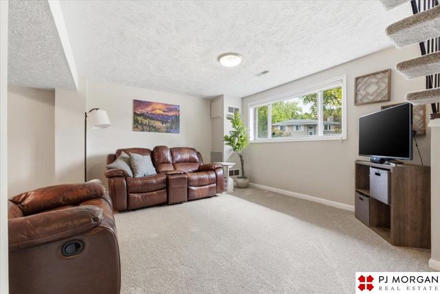 7717 Cottonwood Avenue, La Vista, NE 68128