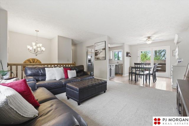 7717 Cottonwood Avenue, La Vista, NE 68128