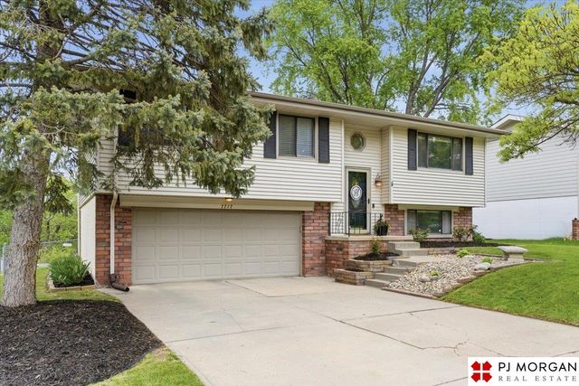 7717 Cottonwood Avenue, La Vista, NE 68128