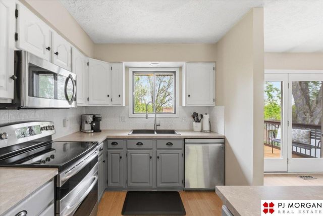 7717 Cottonwood Avenue, La Vista, NE 68128
