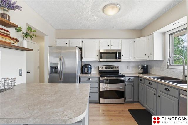 7717 Cottonwood Avenue, La Vista, NE 68128
