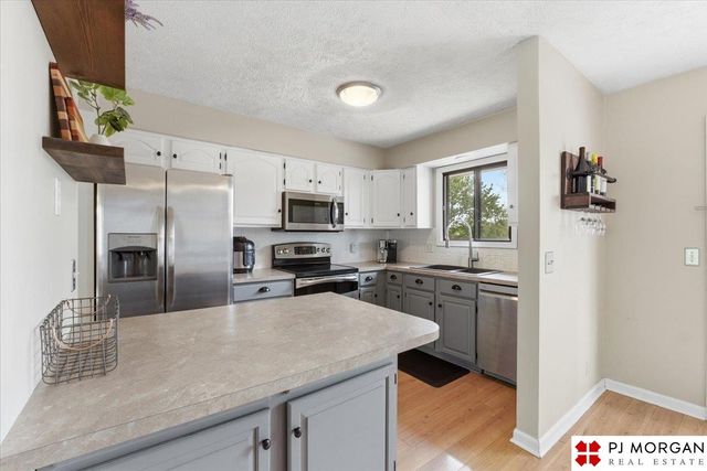 7717 Cottonwood Avenue, La Vista, NE 68128