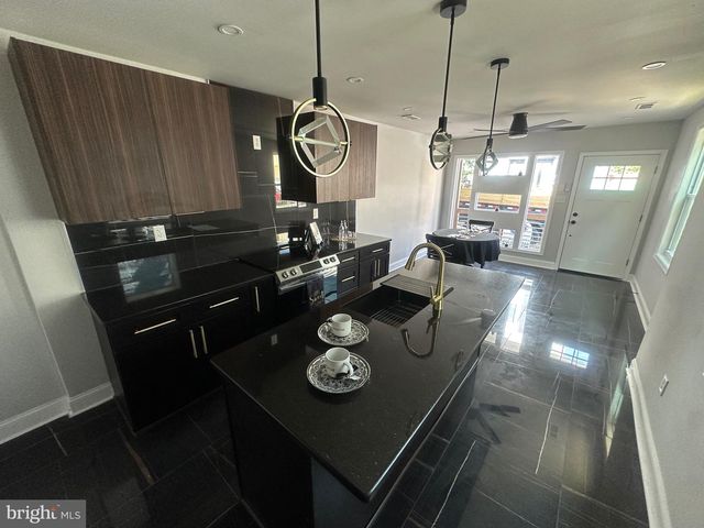 2005 N LAWRENCE ST, Philadelphia, PA 19122