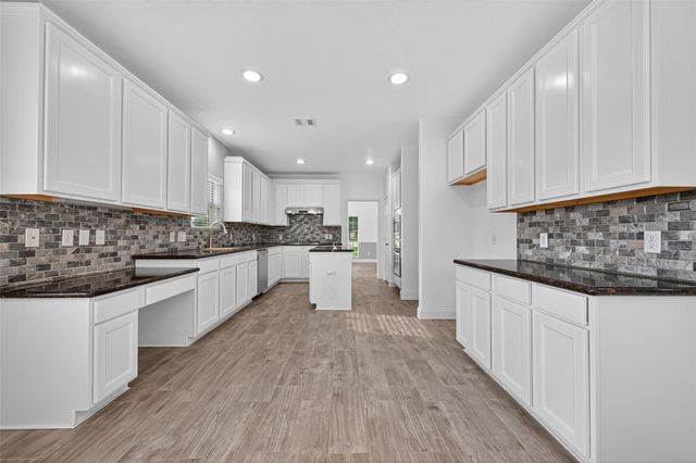 14910 High Meadow Ln, Baytown, TX 77523