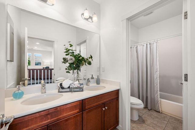 4805 Holden Dr, Rocklin, CA 95677