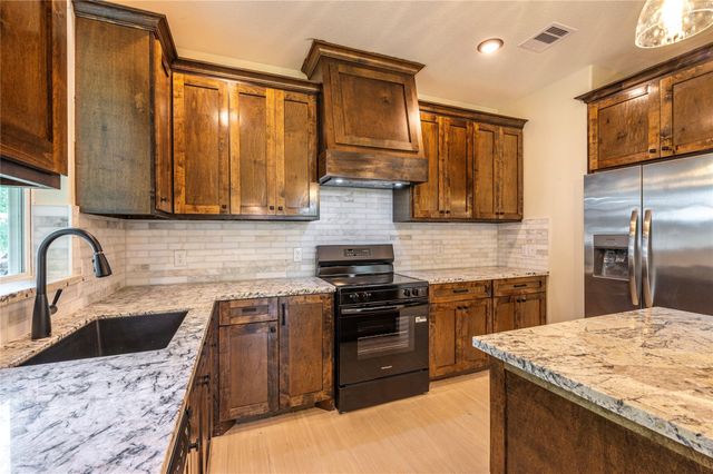 2408 28th Ave N, Texas City, TX 77590
