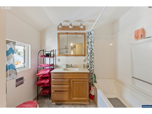 1111 Sw LEVENS St, Dallas, OR 97338