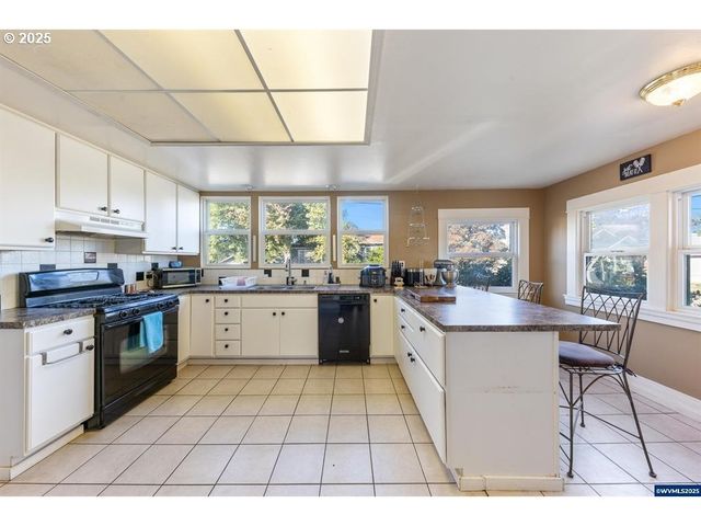 1111 Sw LEVENS St, Dallas, OR 97338