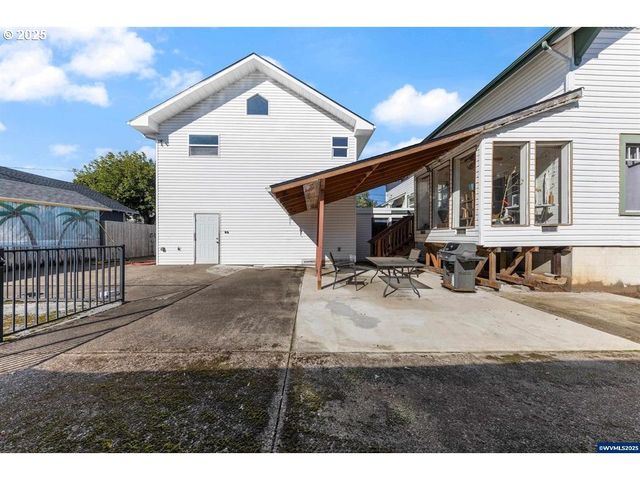 1111 Sw LEVENS St, Dallas, OR 97338