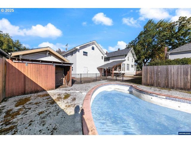 1111 Sw LEVENS St, Dallas, OR 97338