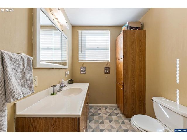 1111 Sw LEVENS St, Dallas, OR 97338