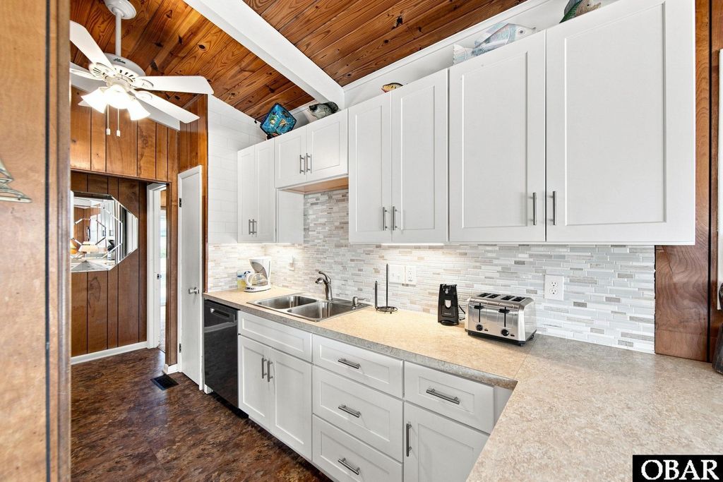Image 11 of property listing at 4212 Lindbergh Avenue, Kitty Hawk, NC 27949