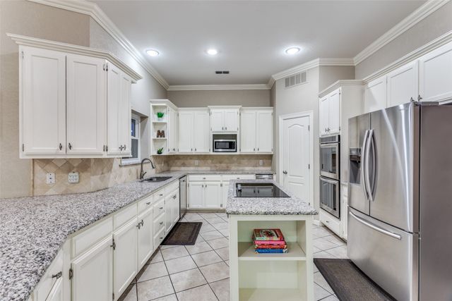 7021 Castle Creek Court, Fort Worth, TX 76132
