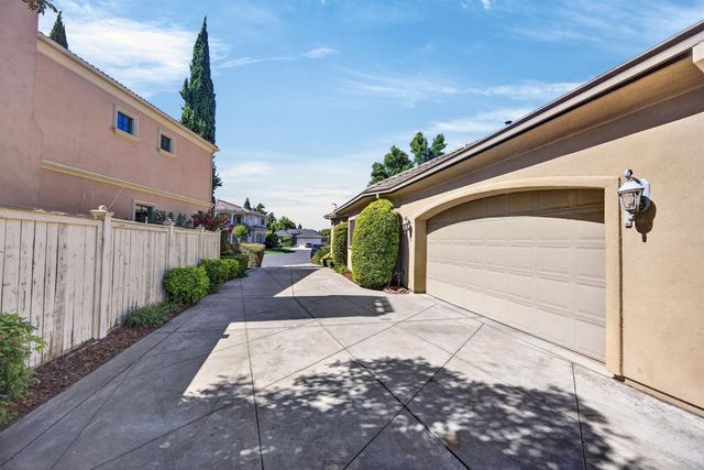 9569 De La Rosa Pl, Elk Grove, CA 95758