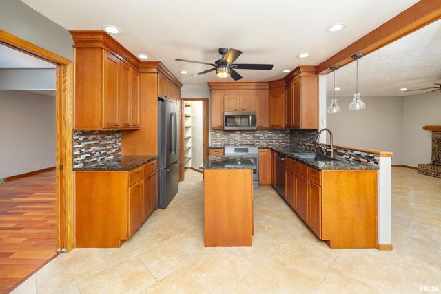 4490 HAMILTON Drive, Bettendorf, IA 52722