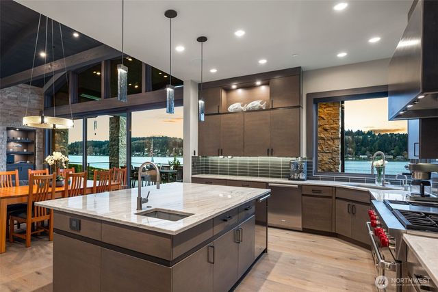 5629 Pleasure Point Lane SE, Bellevue, WA 98006