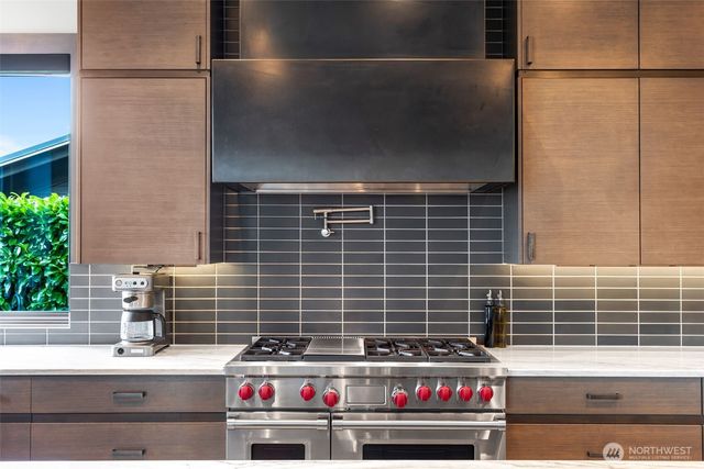 5629 Pleasure Point Lane SE, Bellevue, WA 98006