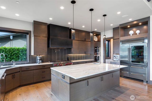 5629 Pleasure Point Lane SE, Bellevue, WA 98006