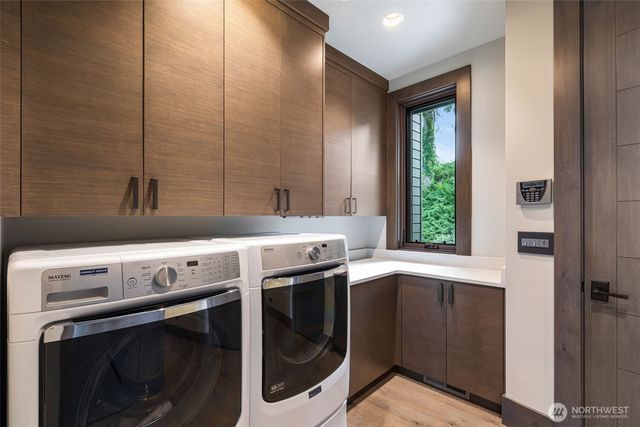 5629 Pleasure Point Lane SE, Bellevue, WA 98006