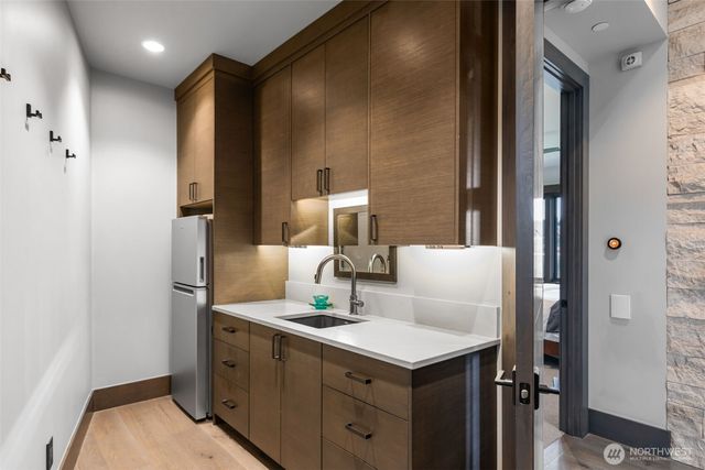 5629 Pleasure Point Lane SE, Bellevue, WA 98006