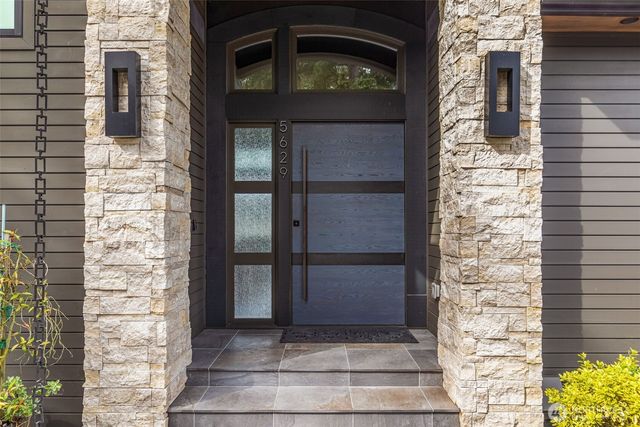 5629 Pleasure Point Lane SE, Bellevue, WA 98006