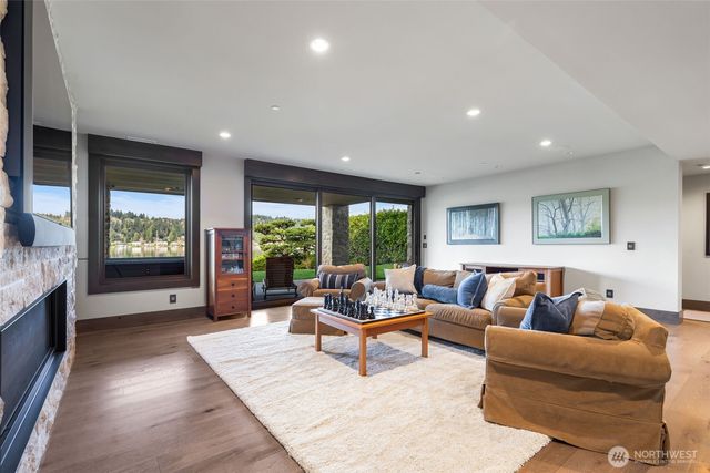 5629 Pleasure Point Lane SE, Bellevue, WA 98006