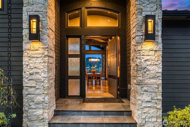 5629 Pleasure Point Lane SE, Bellevue, WA 98006