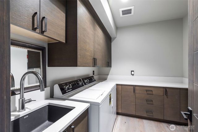 5629 Pleasure Point Lane SE, Bellevue, WA 98006