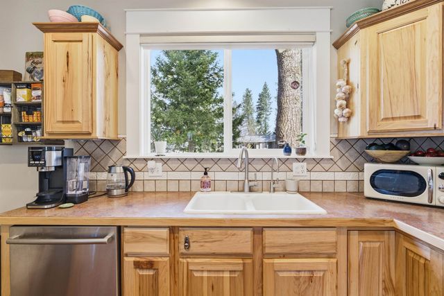 820 N Vernon Ave, Deer Park, WA 99006