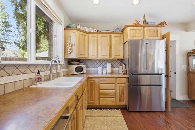 820 N Vernon Ave, Deer Park, WA 99006