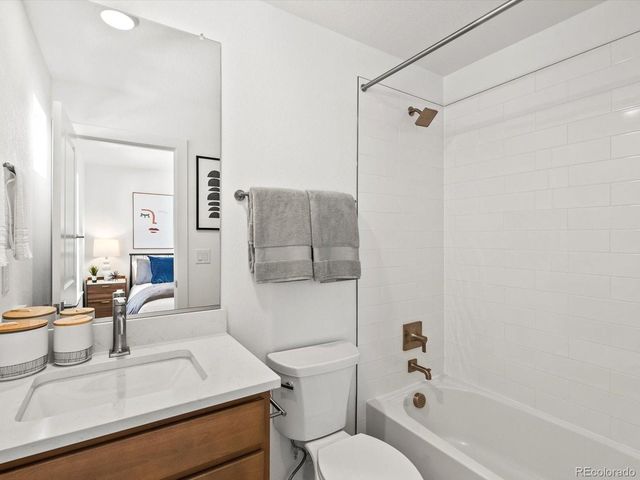 2060 S Holly St 4, Denver, CO 80222