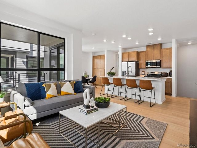 2060 S Holly St 4, Denver, CO 80222