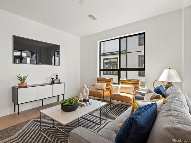 2060 S Holly St 4, Denver, CO 80222