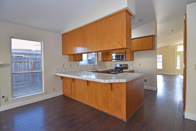 1827 Shadow Park Dr, Turlock, CA 95380