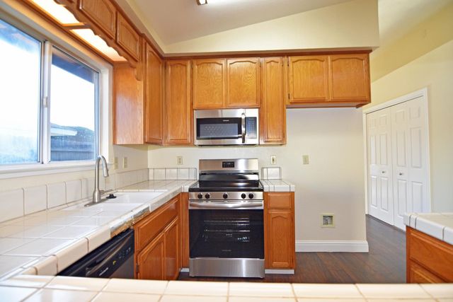 1827 Shadow Park Dr, Turlock, CA 95380